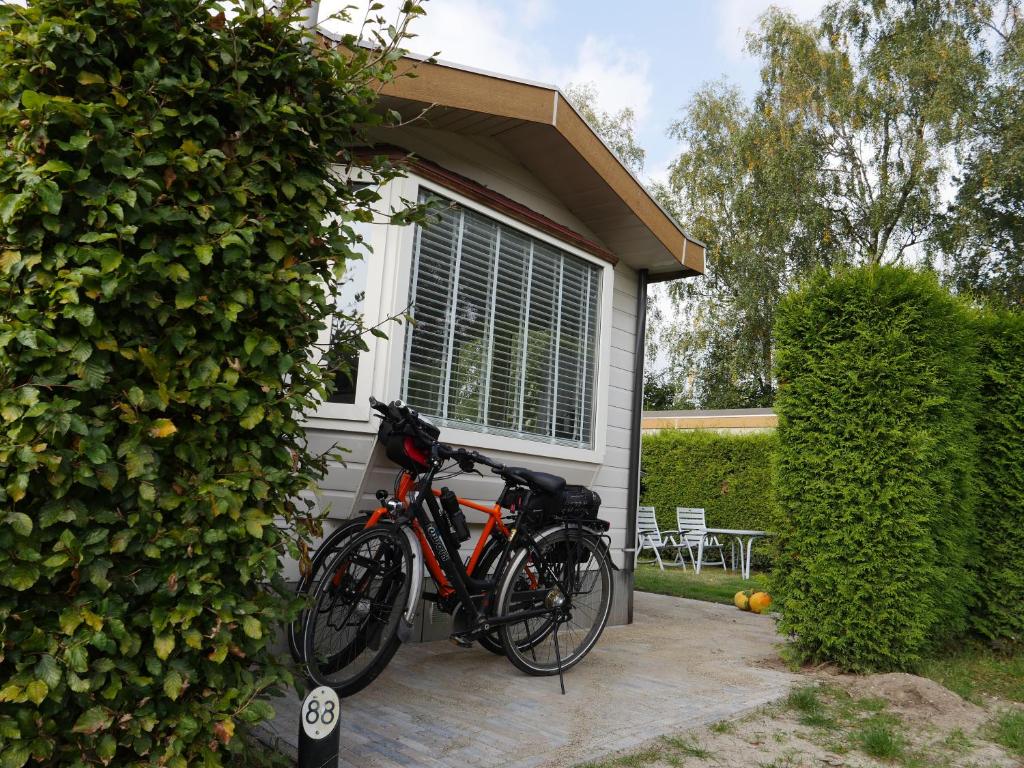 a bike parked in front of a house at Chalet Esdoorn in Putten, Gezellig en Luxe gerenoveerd in Putten