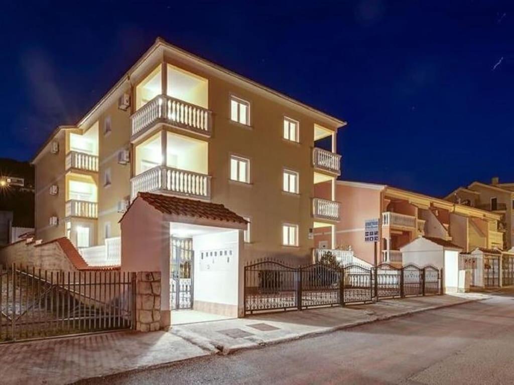 Fotografia z galérie ubytovania Luring Apartment in Dramalj with Swimming Pool v Dramalji