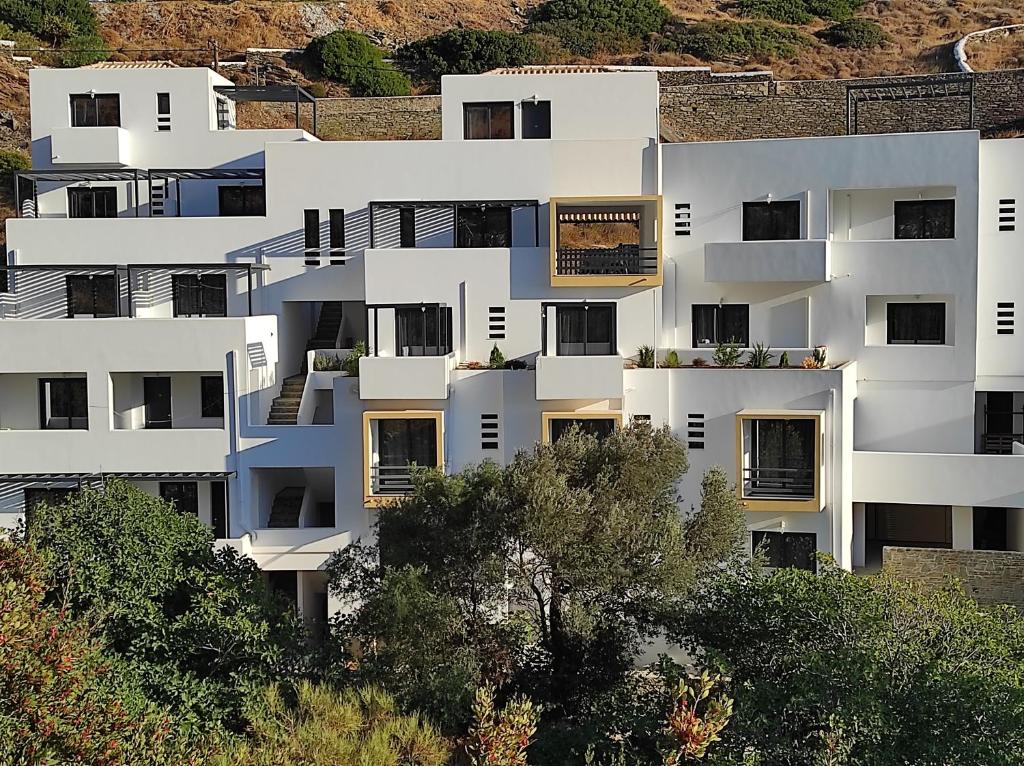 uma vista aérea de um edifício de apartamentos branco em Amoraninew em Batsi