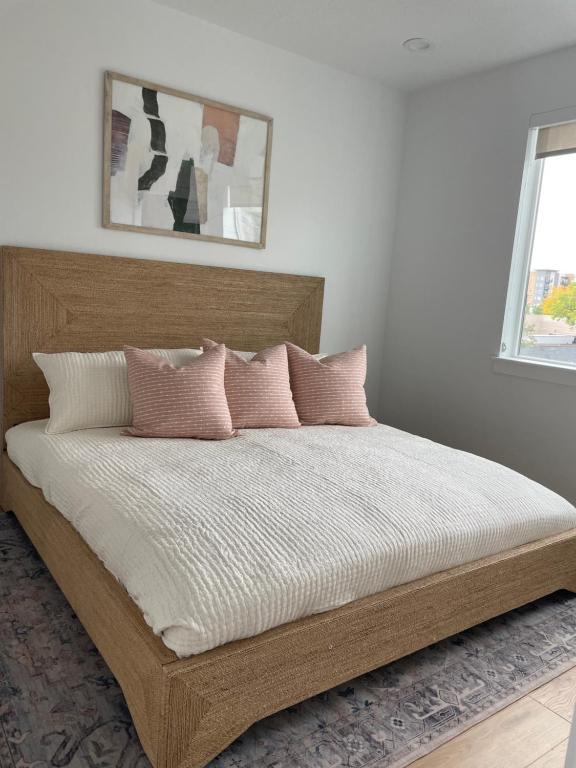Un dormitorio con una cama con almohadas rosas. en 110 Downtown en Provo