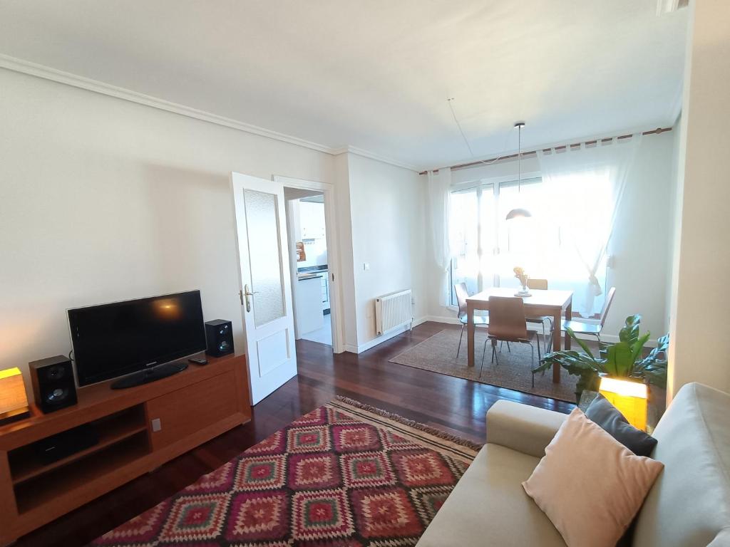 TV a/nebo společenská místnost v ubytování Bonito duplex cerca de la playa y de Santander