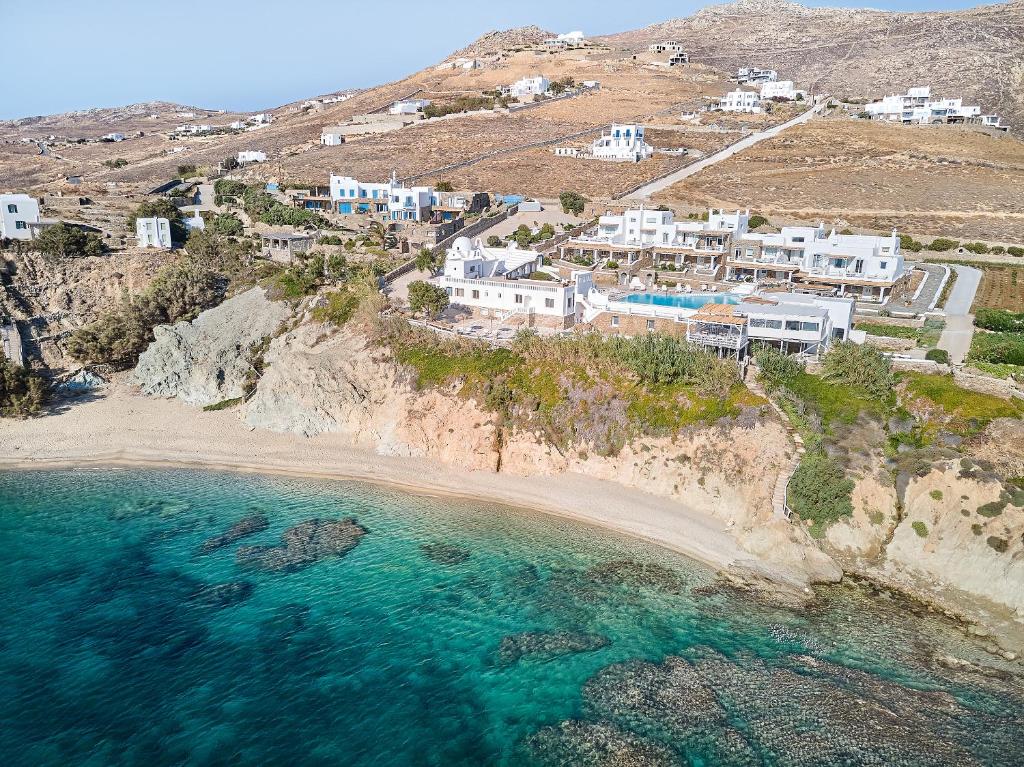 una vista aerea di una spiaggia con case e l'oceano di Mykonos Lolita ad Agios Sostis Mykonos