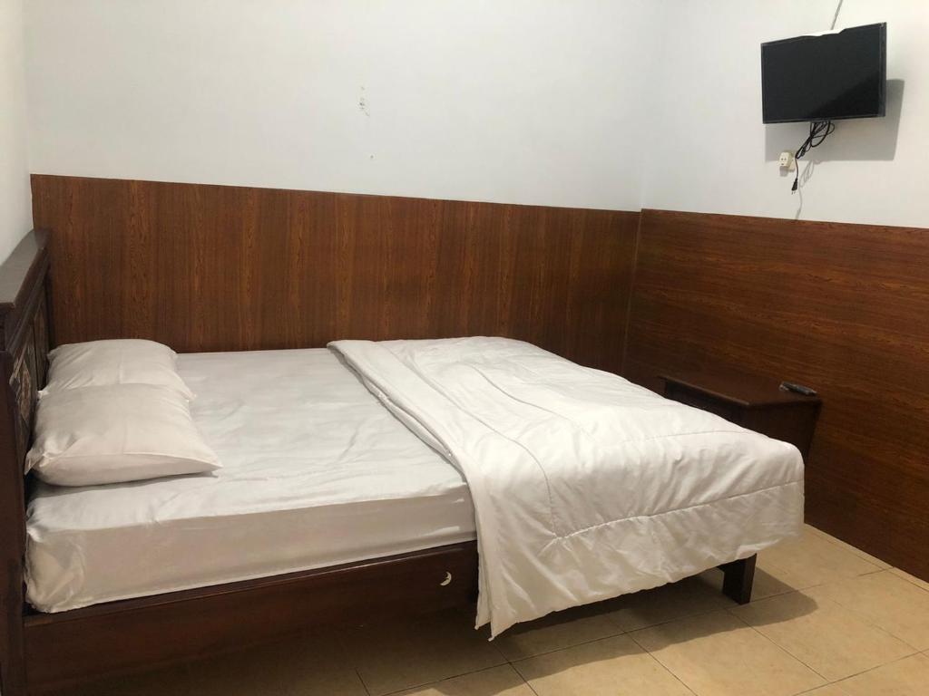 Ένα ή περισσότερα κρεβάτια σε δωμάτιο στο Anind Guest House near Museum Angkut Batu RedPartner