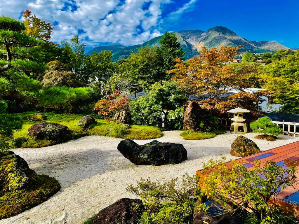 Onsen & Garden -Asante Inn- في هاكوني: الحديقة اليابانية مع الصخور وحمام الطيور