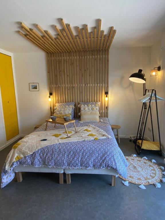 Studio Beach House &agrave; Sangatte bord de plage tesisinde bir odada yatak veya yataklar