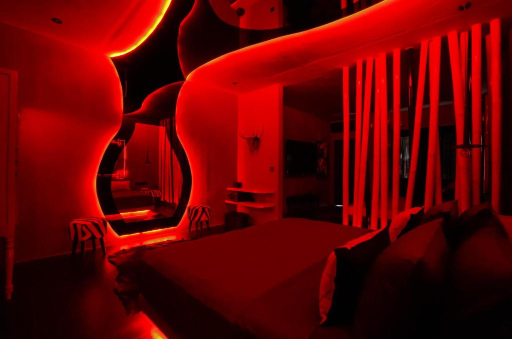 Een bed of bedden in een kamer bij PinkCoco Uluwatu - Constant Surprises & for Cool Adults Only