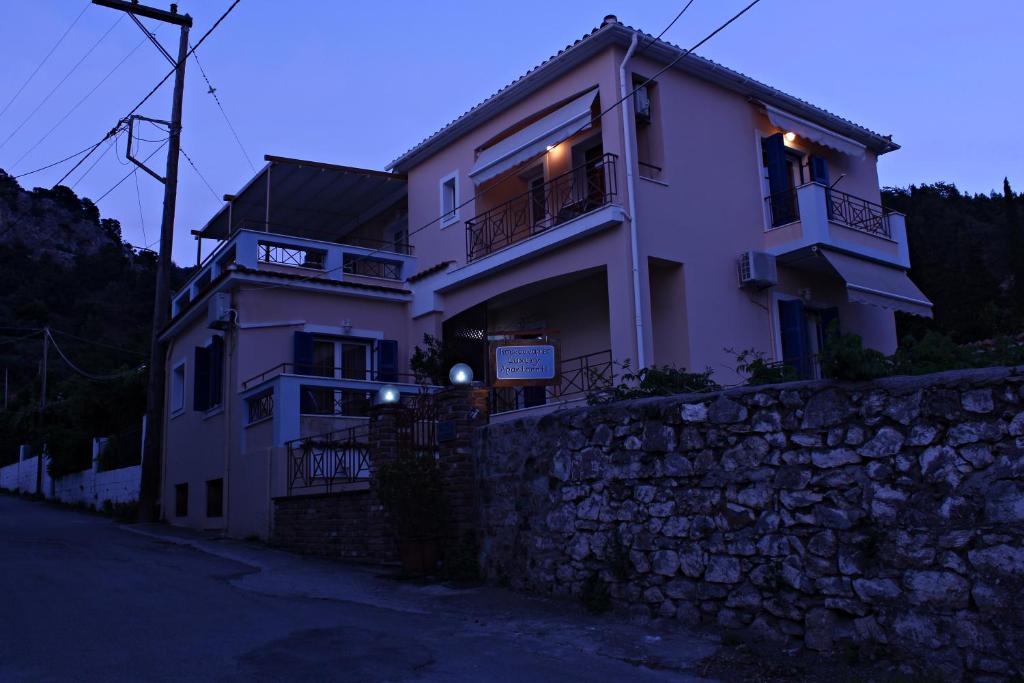 Fotografia z galérie ubytovania Koukounaries Apartments Limni v destinácii Límni