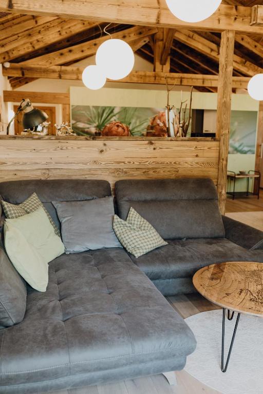 A seating area at Exklusives Loft "Auszeit für2"