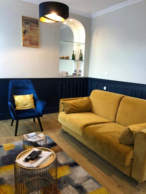 - un salon avec un canapé et une chaise dans l'établissement Le Saint Rémy by Sparnapart, à Épernay