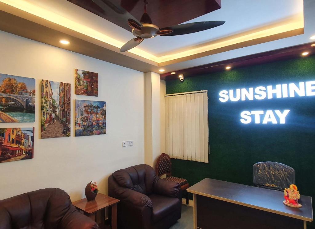 une salle d'attente avec deux chaises et un panneau ensoleillé dans l'établissement Sunshine Stay, à Chennai