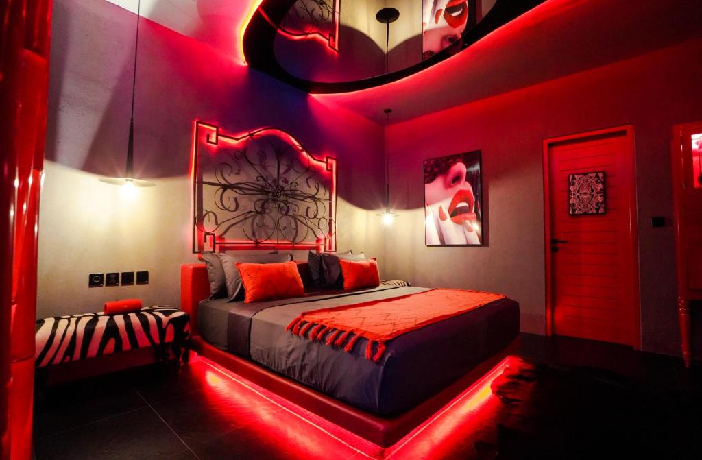 Een bed of bedden in een kamer bij PinkCoco Uluwatu - Constant Surprises & for Cool Adults Only