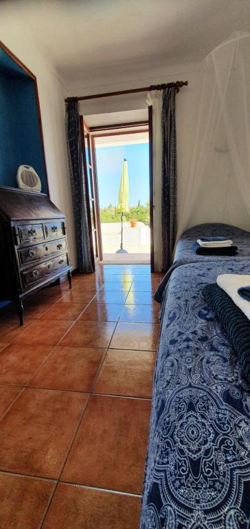 a bedroom with a bed and a view of the ocean at Hakuna matata in Benagil