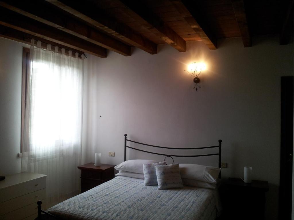 BB Parco del Mincio tesisinde bir odada yatak veya yataklar