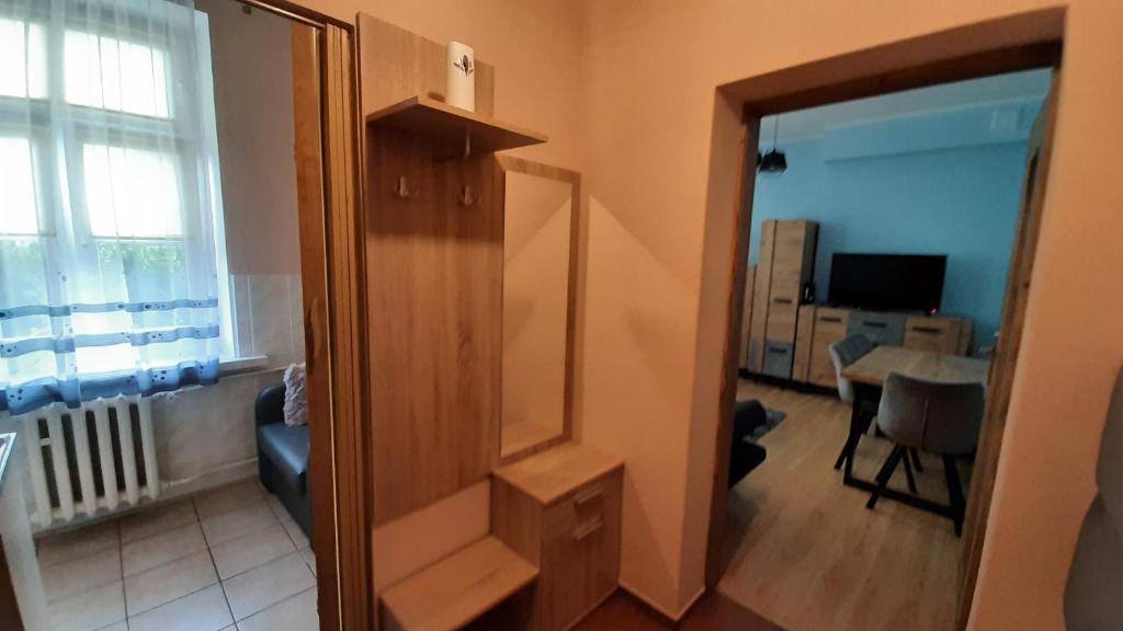 Televízia a/alebo spoločenská miestnosť v ubytovaní Apartament w Kudowie-Zdrój