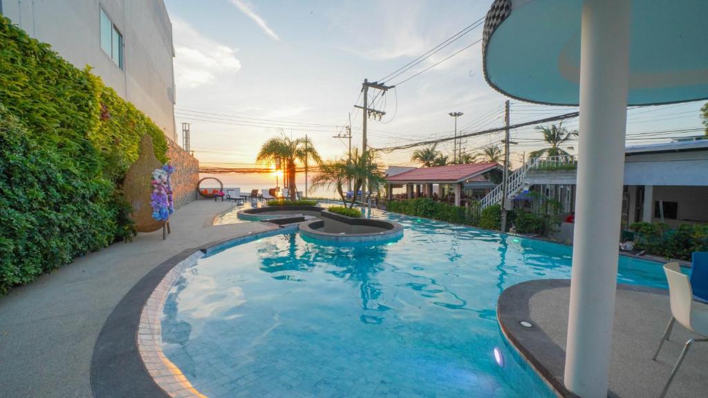 een zwembad met blauw water in een resort bij Golden Jomtien Beach Hotel in Jomtien Beach