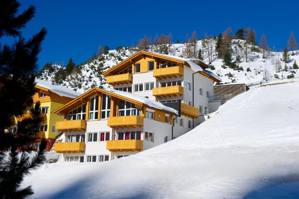オーバータウエルンにあるObertauern Alpsの雪山頂の建物