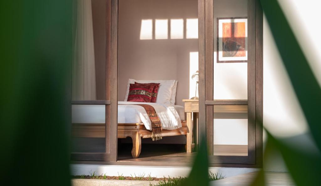 Postel nebo postele na pokoji v ubytování Motsamot - by Sublime Samui Villas
