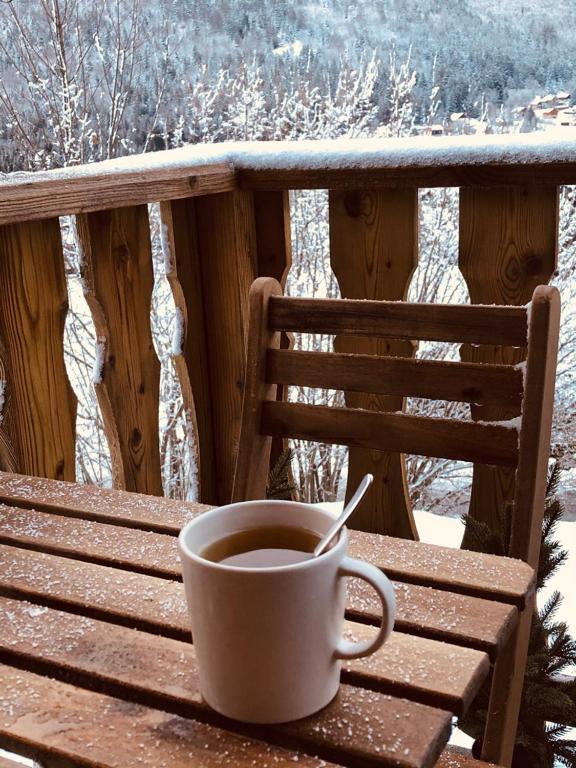 Balkón nebo terasa v ubytování Le Bois des Neiges Charmant chalet authentique à 5 mn de Gérardmer