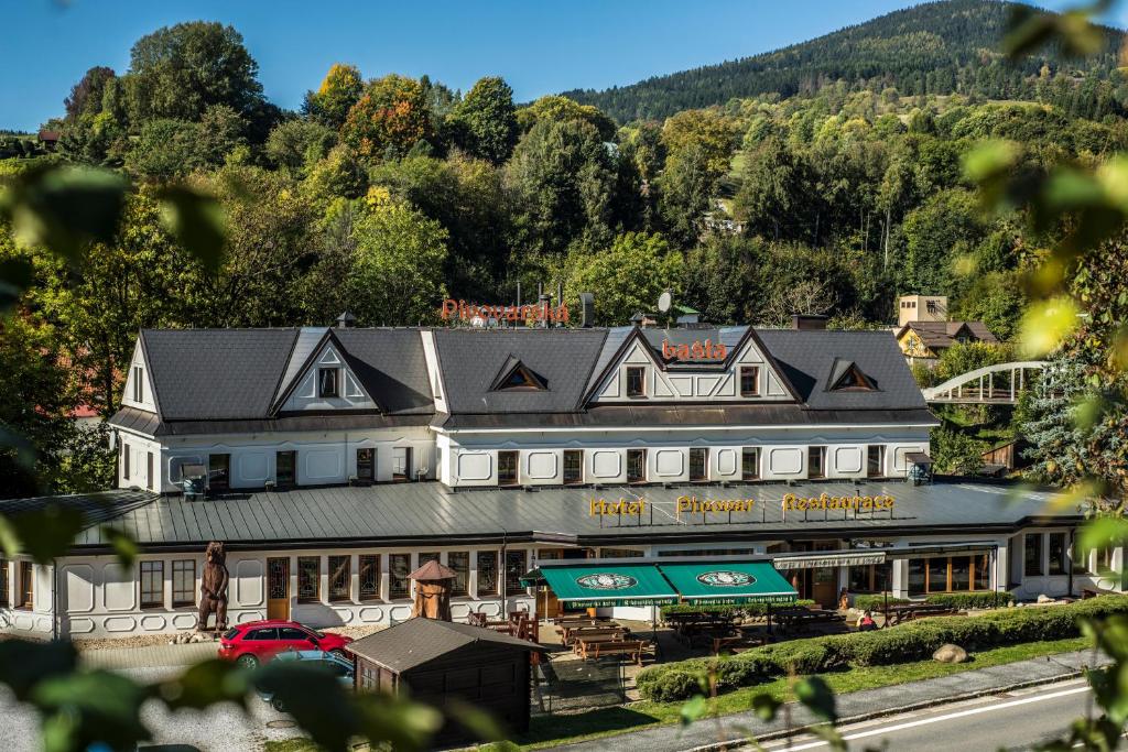 Nespecifikovaný výhled na hory nebo výhled na hory při pohledu z hotelu