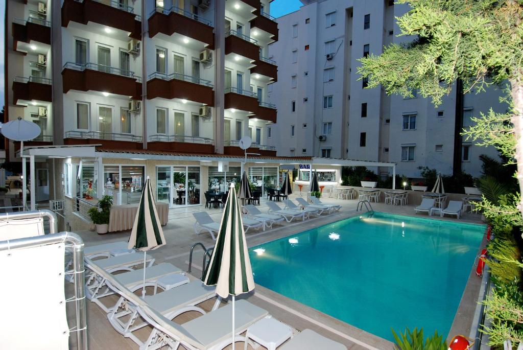 Bazén v ubytování Lara Diamond Hotel nebo v jeho okolí