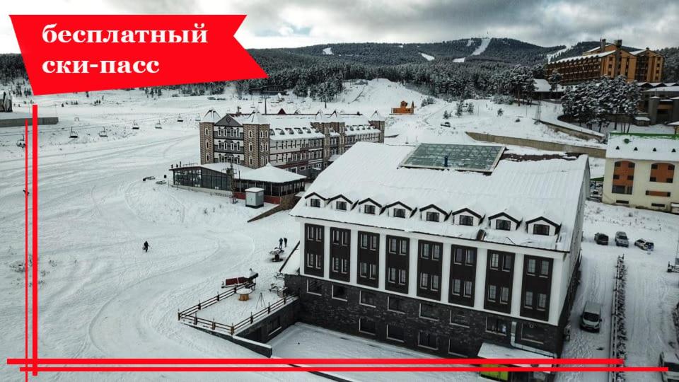 Una foto de una ciudad con nieve en el suelo en Sarikamis Habitat Hotel, en Sarıkamıs