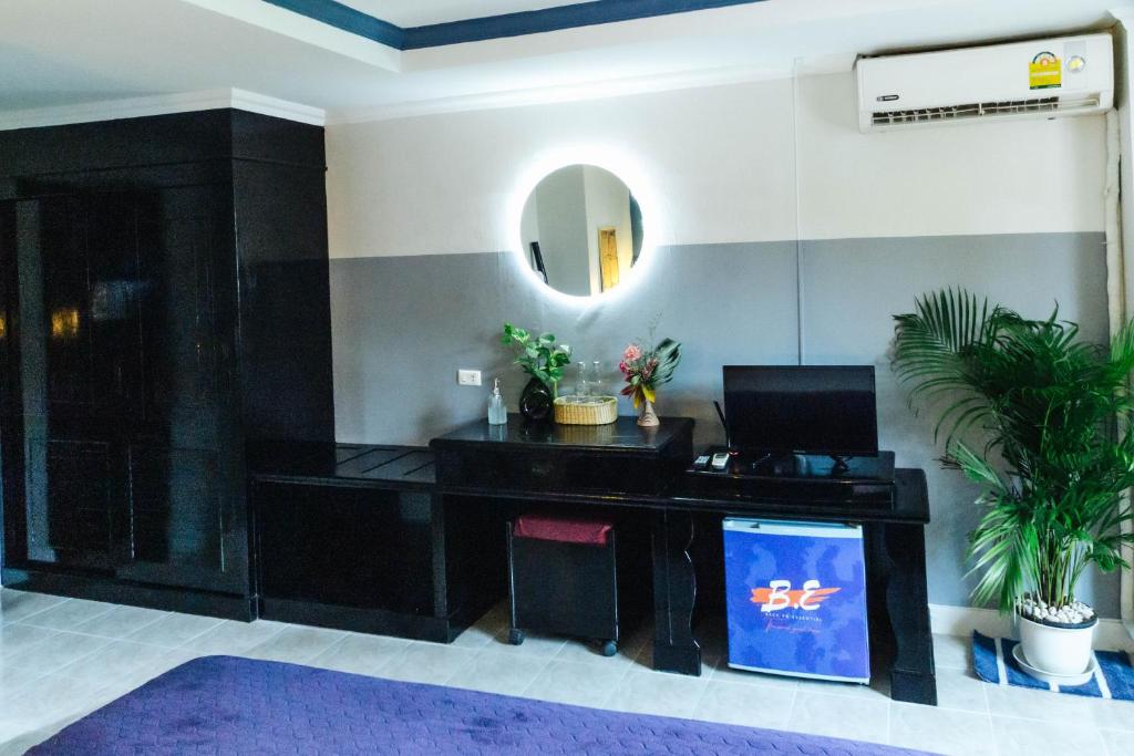 TV a/nebo společenská místnost v ubytování BH Baan Paradise Hotel Patong