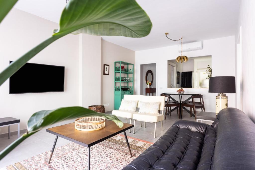 sala de estar con sofá y mesa en Home2Book Charming Center Apartment Santa Cruz, en Santa Cruz de Tenerife