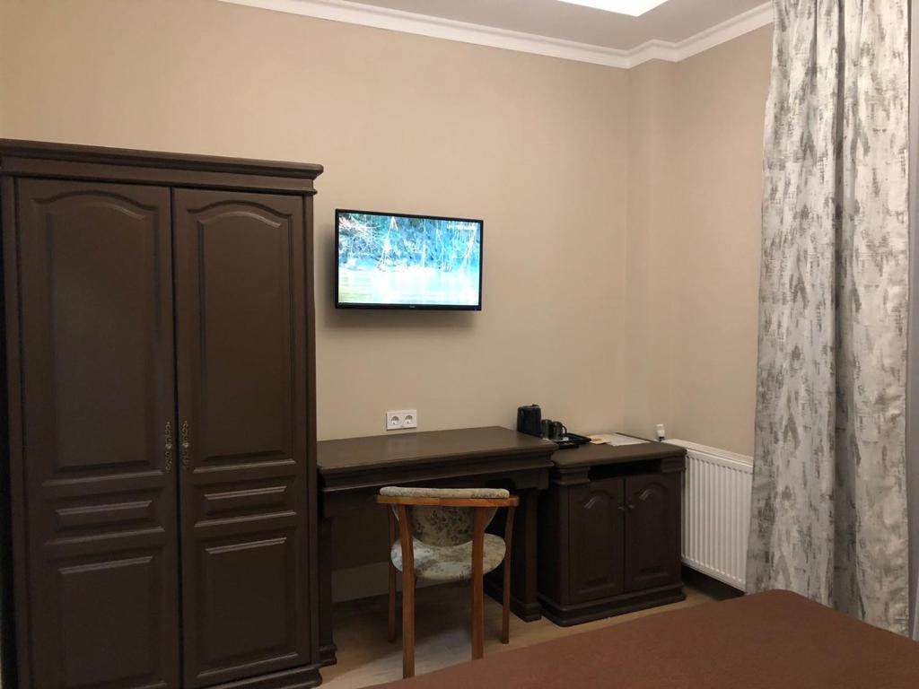 TV a/nebo společenská místnost v ubytování Atlant Hotel