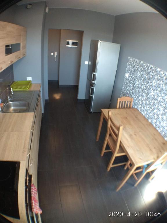 Kuchyňa alebo kuchynka v ubytovaní 2060 Zwycięstwa 5G - Tanie Pokoje w apartamencie - samodzielne zameldowanie - self check in