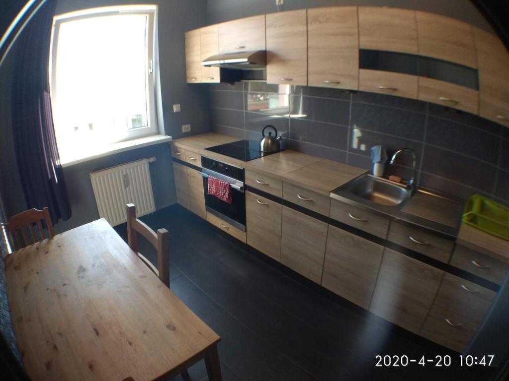 Kuchyňa alebo kuchynka v ubytovaní 2060 Zwycięstwa 5G - Tanie Pokoje w apartamencie - samodzielne zameldowanie - self check in