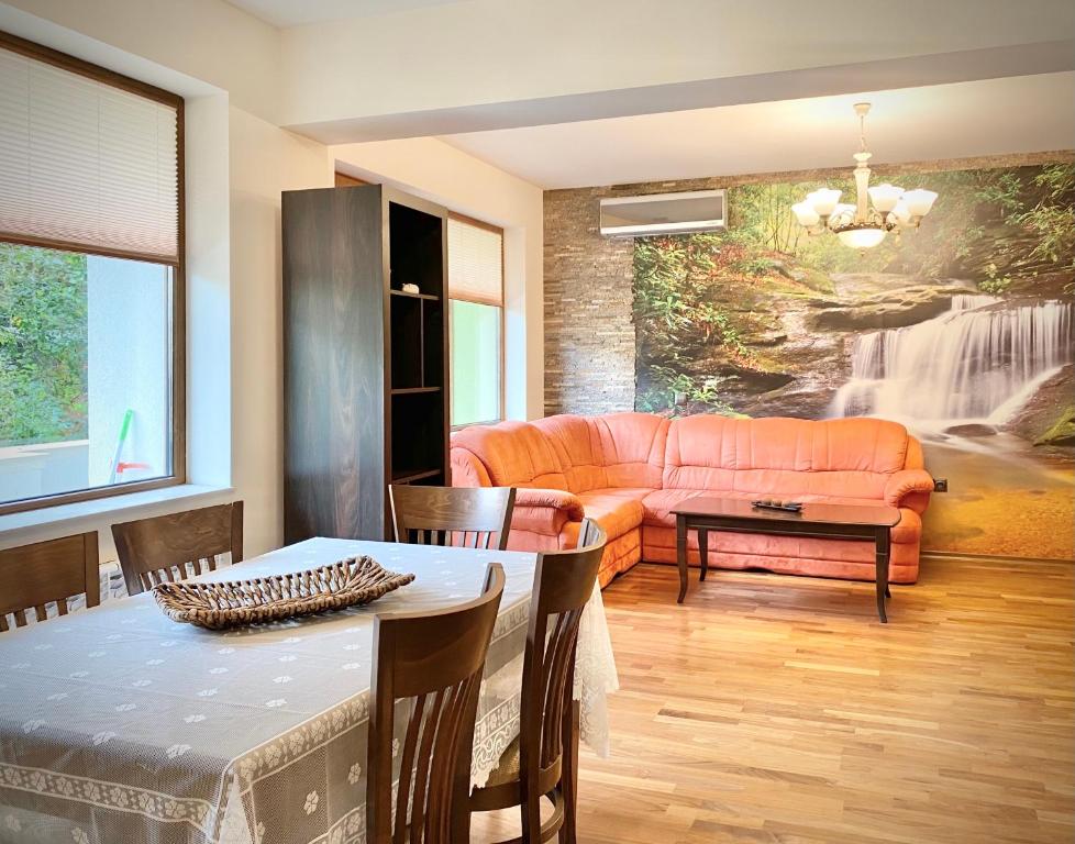 Large 2Bed Apartment 2 min from Centre & Parking