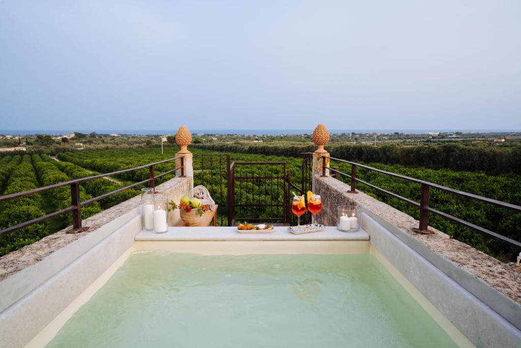 Bazén v ubytování Hotel Villa Favorita nebo v jeho okolí