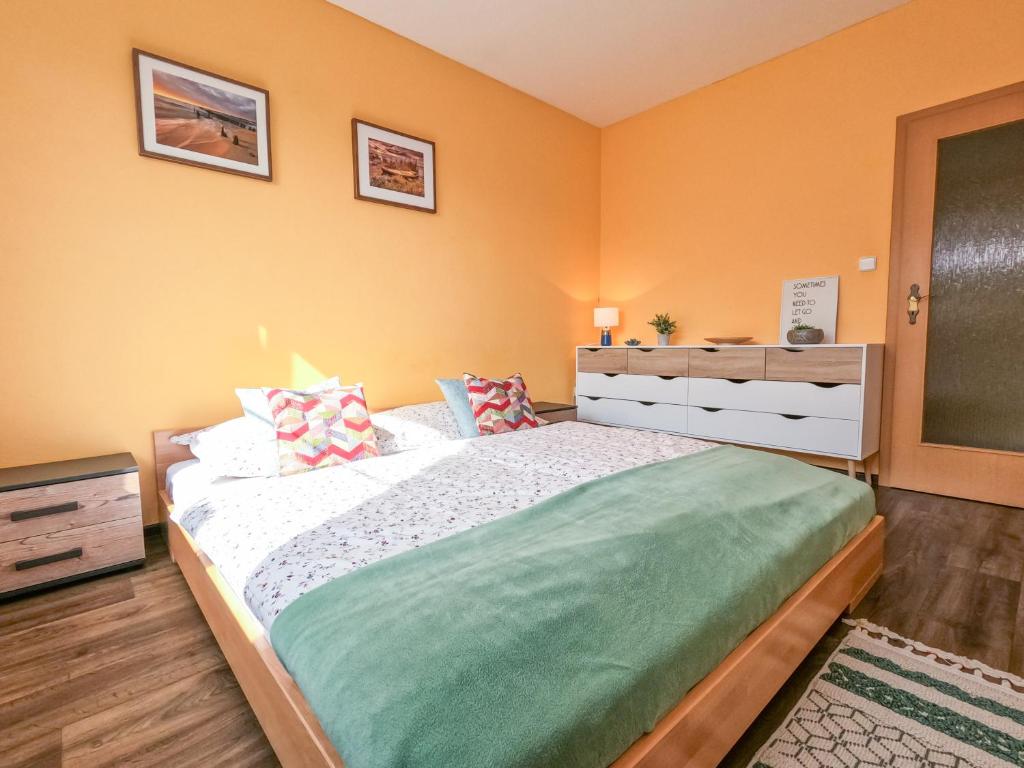Postel nebo postele na pokoji v ubytování Chalupa v Suchohrdlech - Znojmo