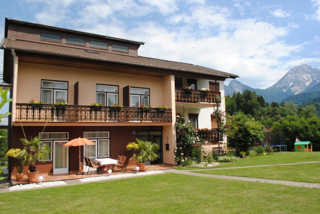 una casa con un prato davanti di Ferienhaus Michor a Latschach ober dem Faakersee