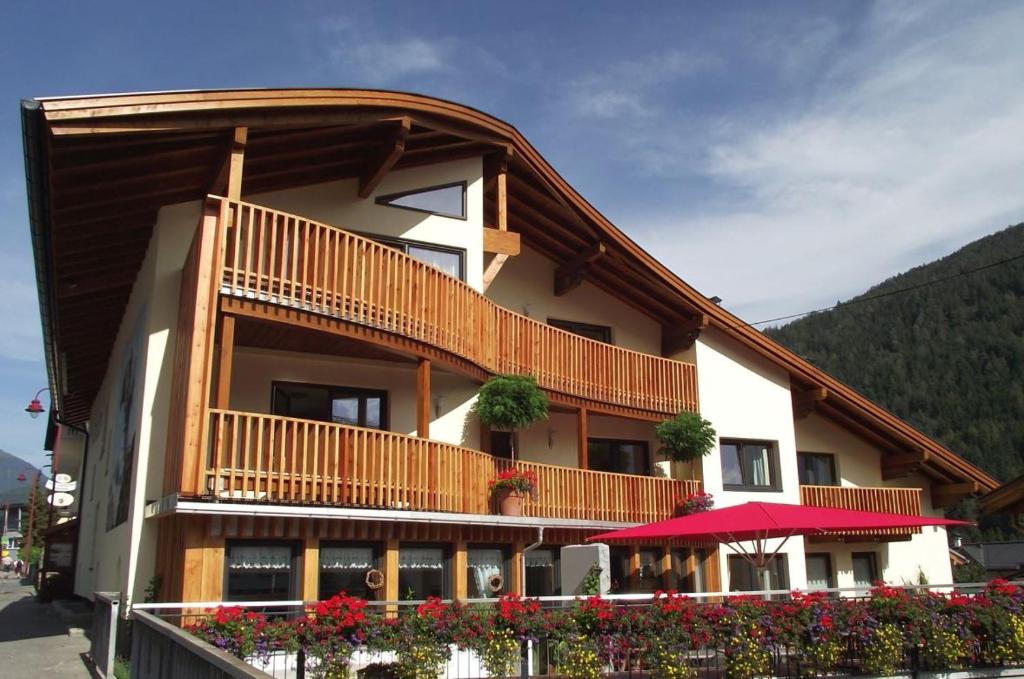 Nespecifikovaný výhled na hory nebo výhled na hory při pohledu z hotelu