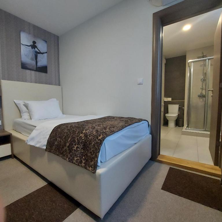 Postel nebo postele na pokoji v ubytování Hotel Kole