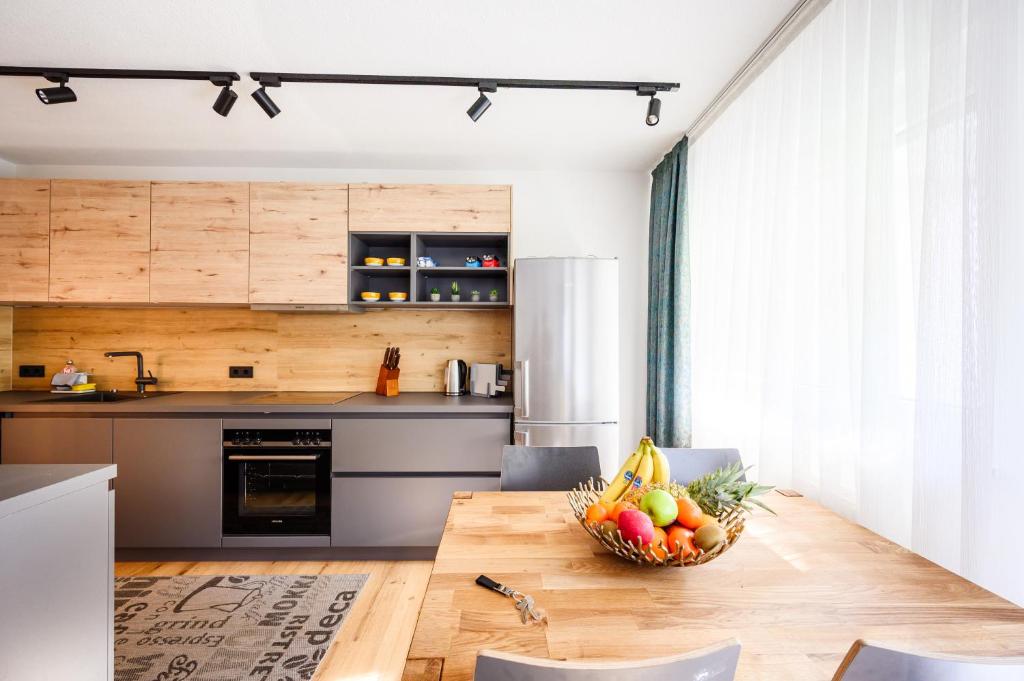 a kitchen with a wooden table with a bowl of fruit at Loft 1453 in Ludwigshafen am Rhein