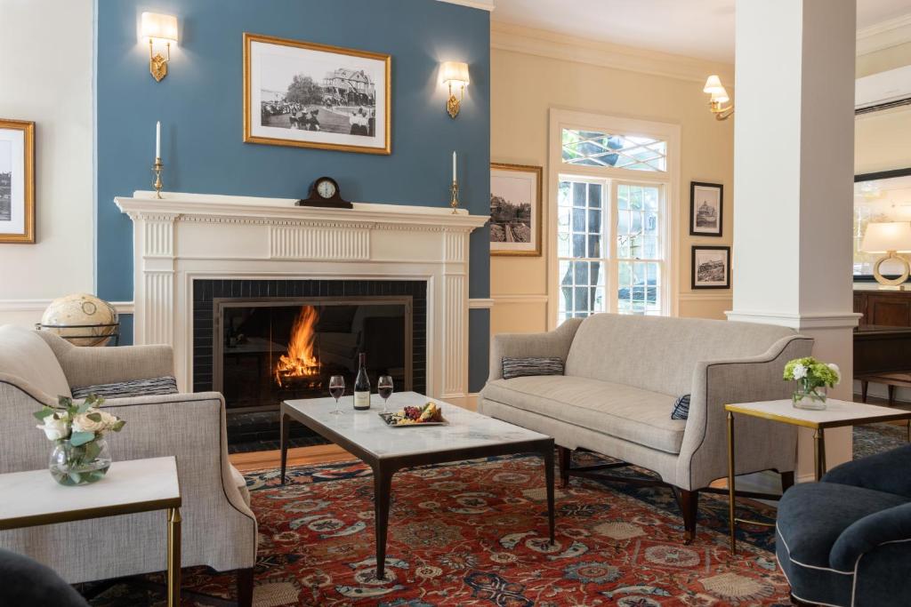 uma sala de estar com sofás e uma lareira em Bar Harbor Inn and Spa em Bar Harbor