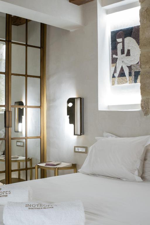 Łóżko lub łóżka w pokoju w obiekcie Inotropes Boutique Suites - Adults Only
