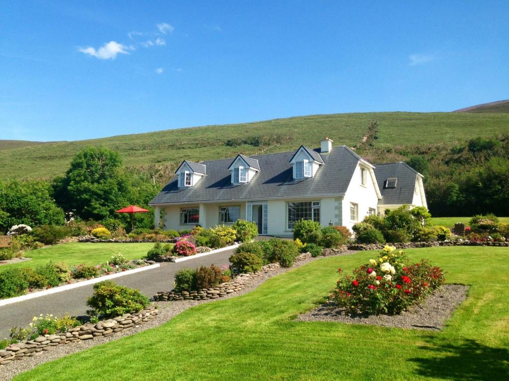 una casa en una colina con jardín en Glencurrah House B&B, en Glenbeigh