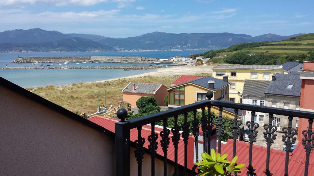 uma varanda com vista para um corpo de água em Hotel Viento del Norte em Porto de Espasante