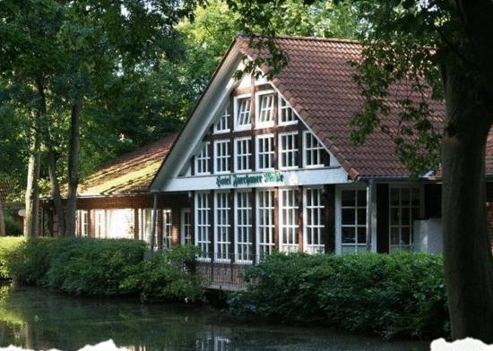拉策堡的住宿－姆勒法赫納爾酒店，前面有一条河流的大房子
