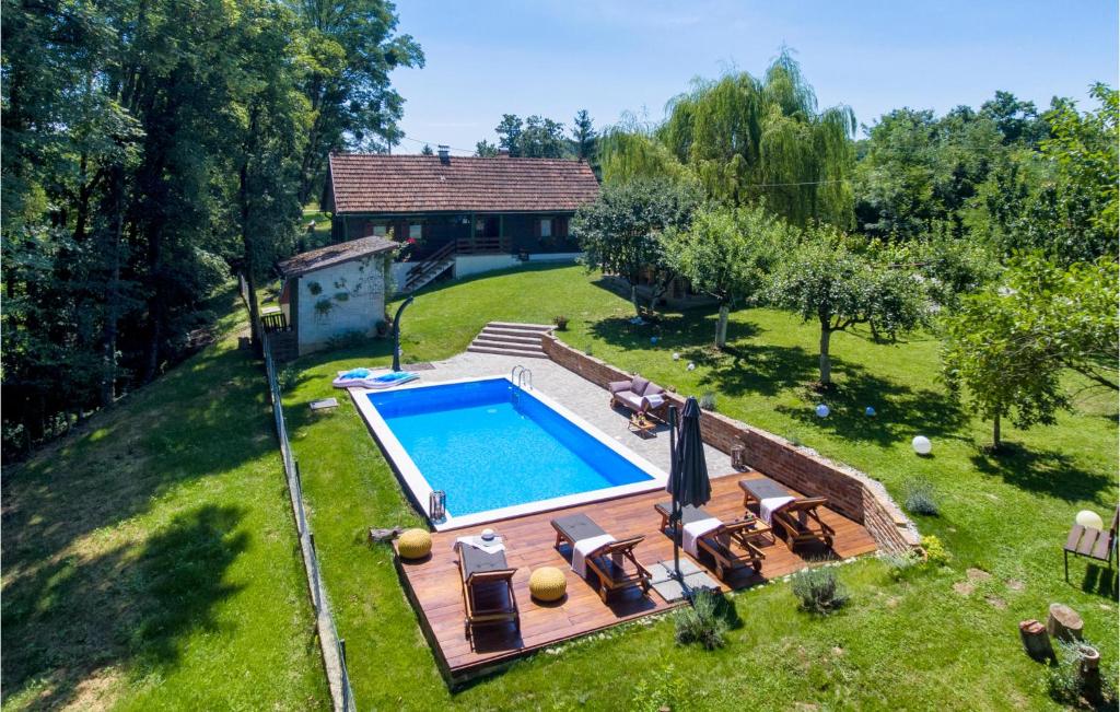 una vista aérea de un patio trasero con piscina en Cozy Home In Kupljenovo With Heated Swimming Pool, en Kupljenovo