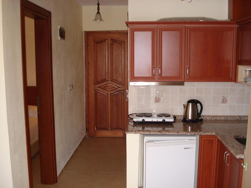 Kuchyň nebo kuchyňský kout v ubytování Murat Apart Hotel