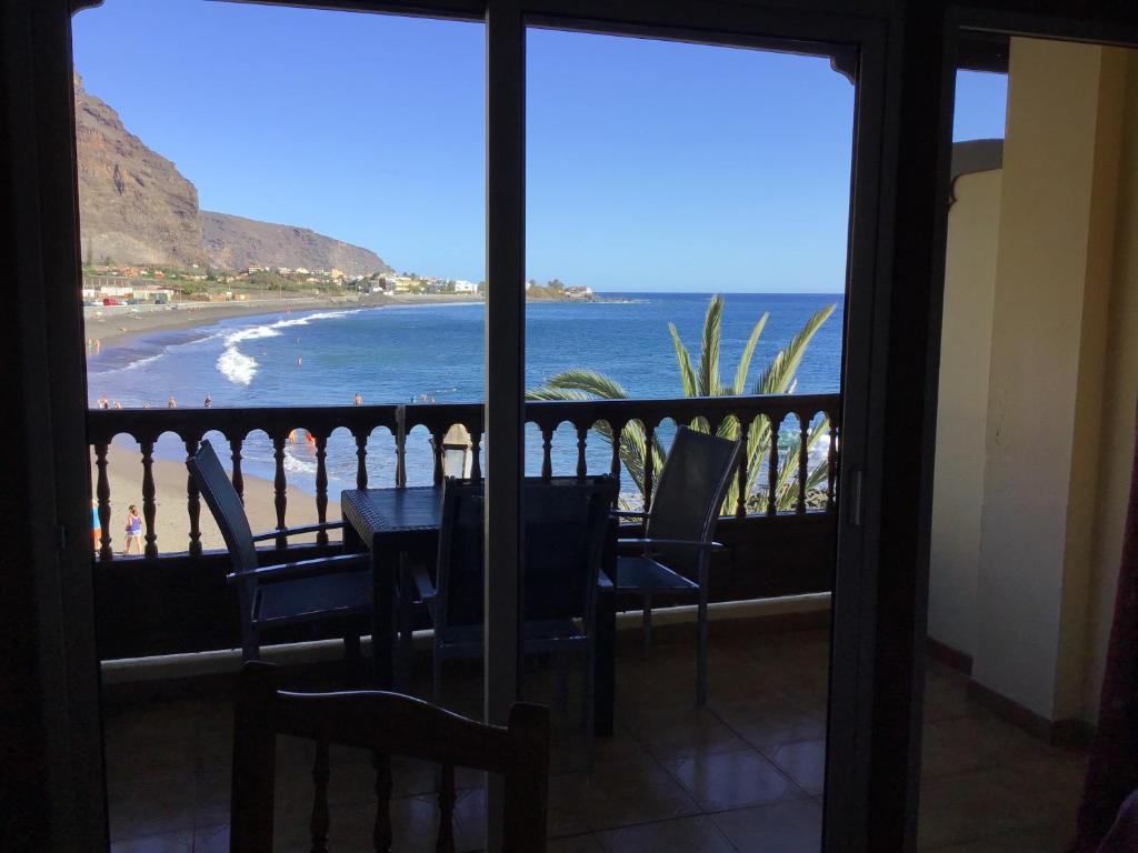 een balkon met uitzicht op het strand bij Apartamentos Playamar in La Playa Calera