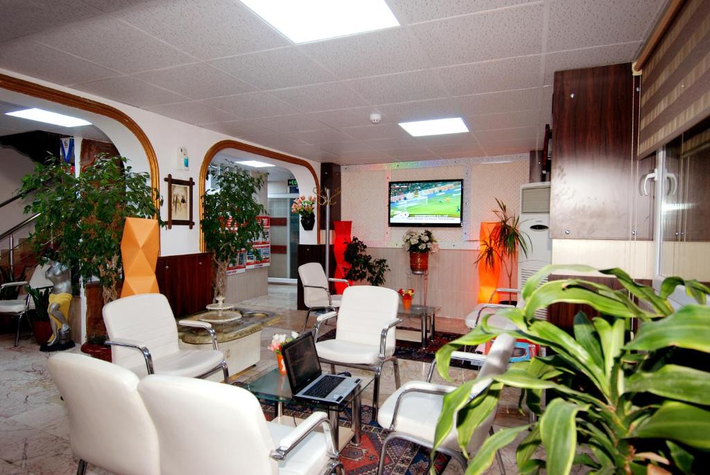 TV a/nebo společenská místnost v ubytování Lara Diamond Hotel