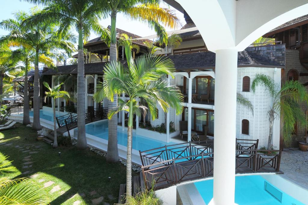 Bazén v ubytování Le Saint Alexis **** Hotel & Spa nebo v jeho okolí