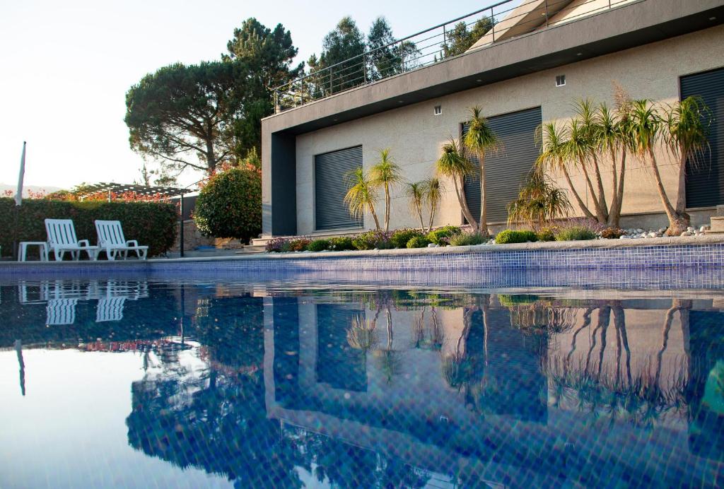 Bazén v ubytování S Tiago House nebo v jeho okolí