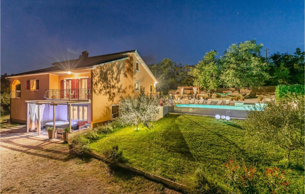 una casa con un patio con piscina en Gorgeous Home In Tinjan With Kitchen, en Tinjan