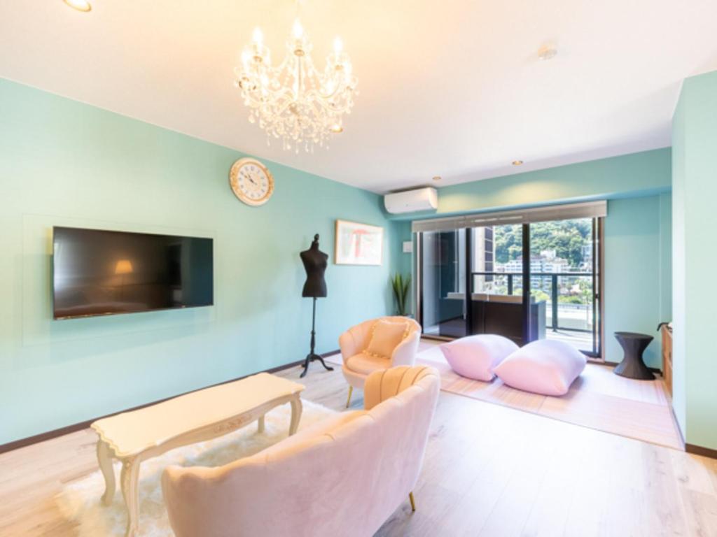 TV a/nebo společenská místnost v ubytování LiVEMAX RESORT Atami OCEAN